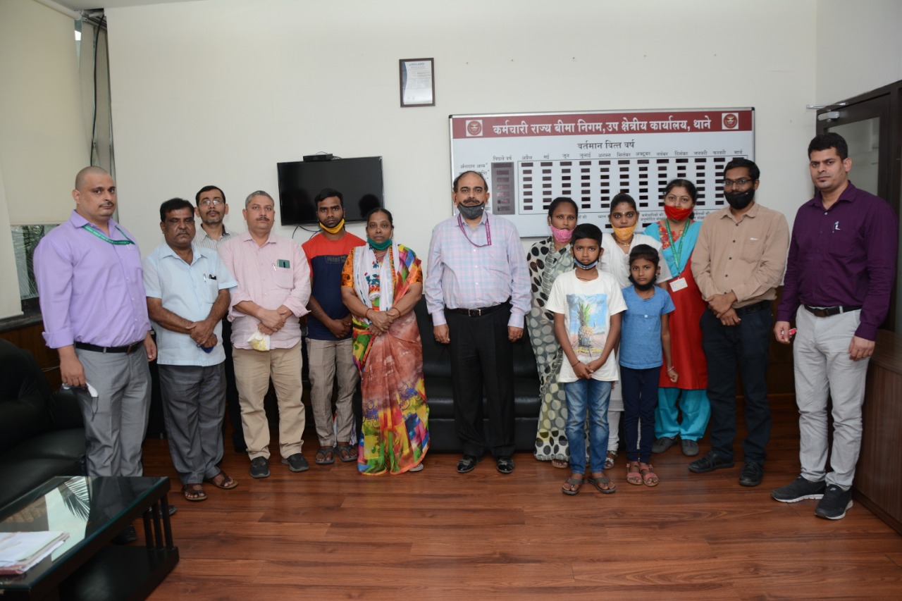 Disbursement of Payment of Dependent Benefit by Shri. Pranay Sinha, Addl. Commissioner and Regional Director at ESIC SRO Thane on 30.12.2020